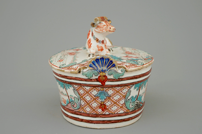 Un beurrier en forme de vache en fa&iuml;ence de Delft petit feu, dat&eacute; 1747