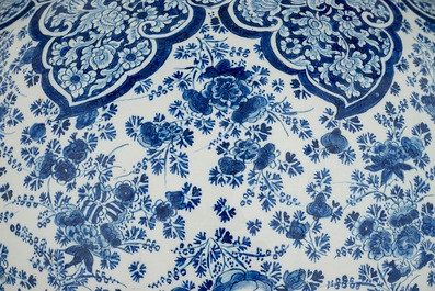 Een uitzonderlijk grote Delftse vaas met millefleurs decor, eind 17e eeuw