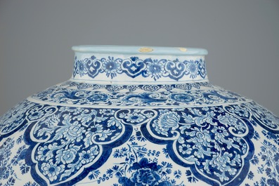 Een uitzonderlijk grote Delftse vaas met millefleurs decor, eind 17e eeuw