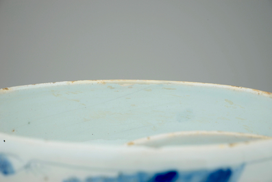 Une sauci&egrave;re, une sali&egrave;re et un bol &agrave; vin chaud, fa&iuml;ence de Delft, 17/18&egrave;me