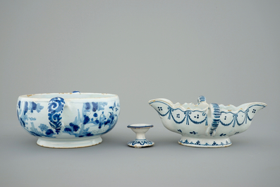 Une sauci&egrave;re, une sali&egrave;re et un bol &agrave; vin chaud, fa&iuml;ence de Delft, 17/18&egrave;me