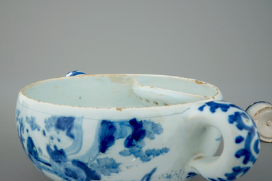 Une sauci&egrave;re, une sali&egrave;re et un bol &agrave; vin chaud, fa&iuml;ence de Delft, 17/18&egrave;me