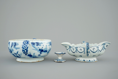 Une sauci&egrave;re, une sali&egrave;re et un bol &agrave; vin chaud, fa&iuml;ence de Delft, 17/18&egrave;me