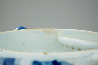 Une sauci&egrave;re, une sali&egrave;re et un bol &agrave; vin chaud, fa&iuml;ence de Delft, 17/18&egrave;me