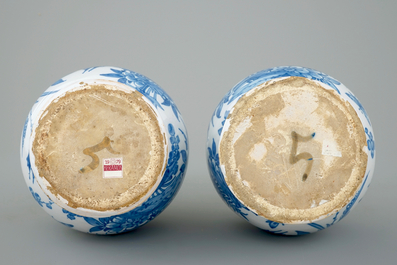 Une paire de vases bouteille en fa&iuml;ence de Delft, 17&egrave;me
