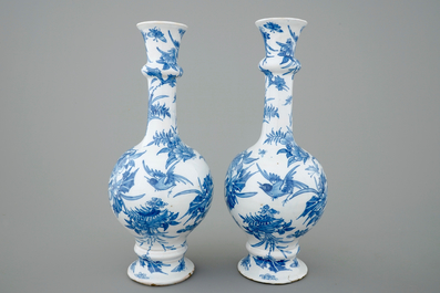 Une paire de vases bouteille en fa&iuml;ence de Delft, 17&egrave;me