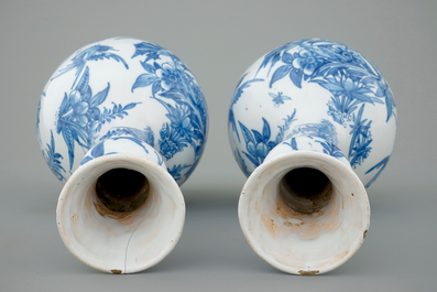 Une paire de vases bouteille en fa&iuml;ence de Delft, 17&egrave;me