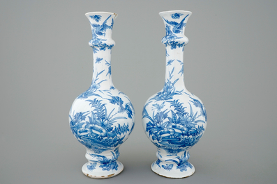 Une paire de vases bouteille en fa&iuml;ence de Delft, 17&egrave;me