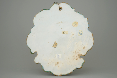 Une plaque en fa&iuml;ence de Delft au bouquet fleuri, 18&egrave;me