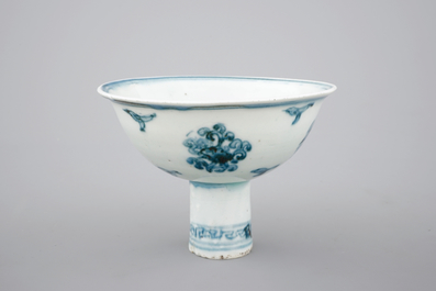 Een blauw-witte stem cup in Chinees porselein, vroege Ming-dynastie, ca. 1500