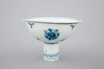 Een blauw-witte stem cup in Chinees porselein, vroege Ming-dynastie, ca. 1500