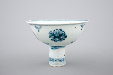 Een blauw-witte stem cup in Chinees porselein, vroege Ming-dynastie, ca. 1500
