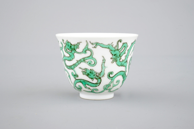 Une tasse &agrave; vin en porcelaine de Chine au dragon, 19/20&egrave;me