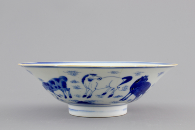 Un bol en porcelaine de Chine &agrave; d&eacute;cor de chevaux, Shunzhi/Kangxi, 17&egrave;me