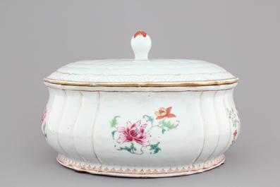 Een Chinese famille rose terrine met deksel, Qianlong, 18e eeuw