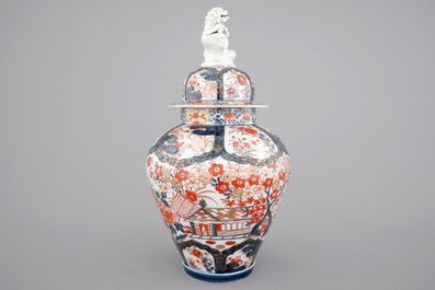 A tall Japanese Imari vase, 17/18th C. and two Chinese famille rose plates, 19th C.