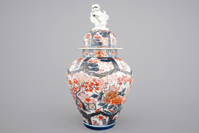 A tall Japanese Imari vase, 17/18th C. and two Chinese famille rose plates, 19th C.