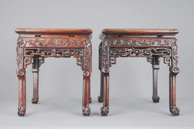 Twee sokkels in Chinees hongmu hout met marmeren tablet, 19e