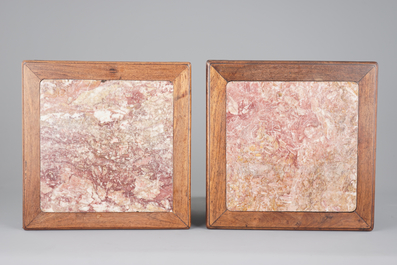 Twee sokkels in Chinees hongmu hout met marmeren tablet, 19e