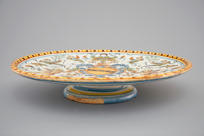 Un tazza en majolique italienne, dat&eacute; 1627, Urbino, Italie
