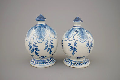 Une paire de tirelires dat&eacute;es 1807 en fa&iuml;ence de Makkum, la Frise
