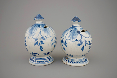Une paire de tirelires dat&eacute;es 1807 en fa&iuml;ence de Makkum, la Frise