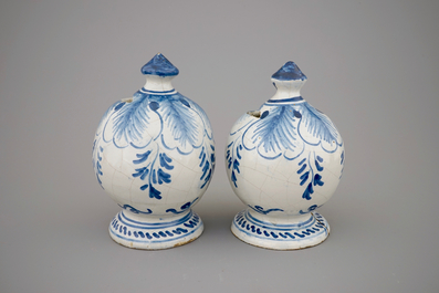 Une paire de tirelires dat&eacute;es 1807 en fa&iuml;ence de Makkum, la Frise