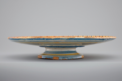 Un tazza en majolique italienne, dat&eacute; 1627, Urbino, Italie