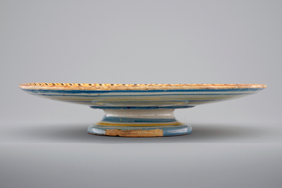 Un tazza en majolique italienne, dat&eacute; 1627, Urbino, Italie