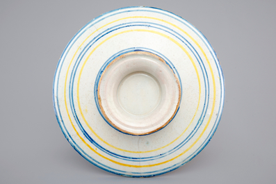 Un tazza en majolique italienne, dat&eacute; 1627, Urbino, Italie