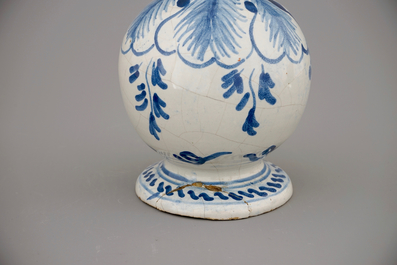 Une paire de tirelires dat&eacute;es 1807 en fa&iuml;ence de Makkum, la Frise