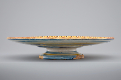 Un tazza en majolique italienne, dat&eacute; 1627, Urbino, Italie