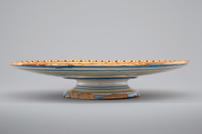 Un tazza en majolique italienne, dat&eacute; 1627, Urbino, Italie