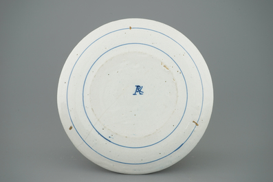 Une assiette en fa&iuml;ence de Delft pour le couronnement de Charles VI du Saint-Empire, ca. 1722