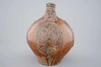 Une grande cruche "Bellarmine" en gr&egrave;s de Frechen, dat&eacute;e 1604