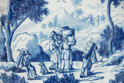 Belle assiette en Delft bleu et blanc aux voyageurs dans un paysage, 18&egrave;me