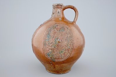 Une grande cruche "Bellarmine" en gr&egrave;s de Frechen, dat&eacute;e 1604