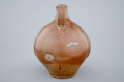 Une grande cruche "Bellarmine" en gr&egrave;s de Frechen, dat&eacute;e 1604