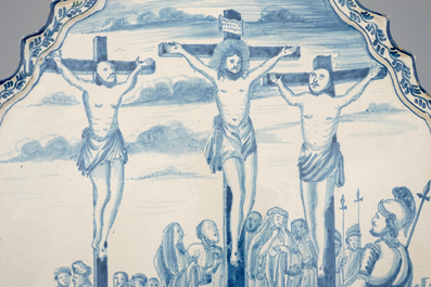 Une grande plaque en fa&iuml;ence de Delft au sujet de la "Crucifixion", Rotterdam, 18&egrave;me