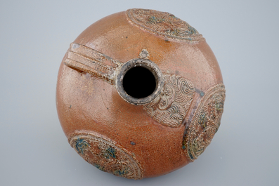 Une grande cruche "Bellarmine" en gr&egrave;s de Frechen, dat&eacute;e 1604