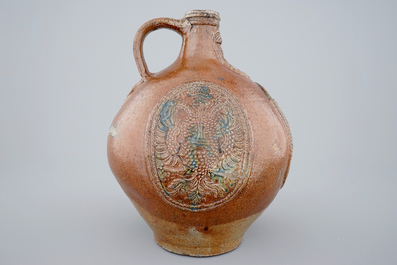 Une grande cruche "Bellarmine" en gr&egrave;s de Frechen, dat&eacute;e 1604