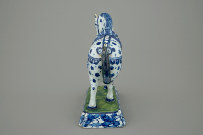 Un mod&egrave;le d'un cheval en fa&iuml;ence de Delft, 18&egrave;me