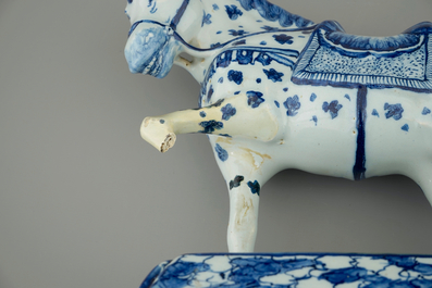Un mod&egrave;le d'un cheval en fa&iuml;ence de Delft, 18&egrave;me