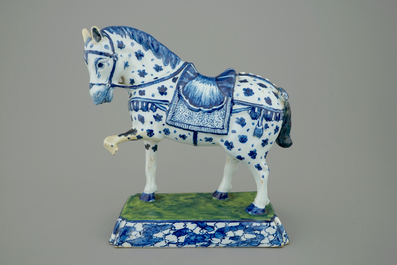 Un mod&egrave;le d'un cheval en fa&iuml;ence de Delft, 18&egrave;me