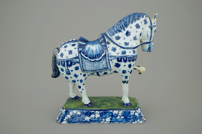 Un mod&egrave;le d'un cheval en fa&iuml;ence de Delft, 18&egrave;me