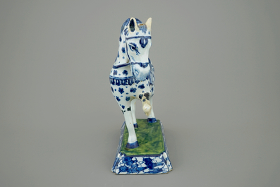 Un mod&egrave;le d'un cheval en fa&iuml;ence de Delft, 18&egrave;me