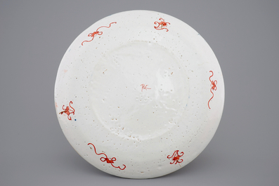 Une assiette en fa&iuml;ence de Delft dor&eacute; &agrave; la chinoiserie, d&eacute;but 18&egrave;me