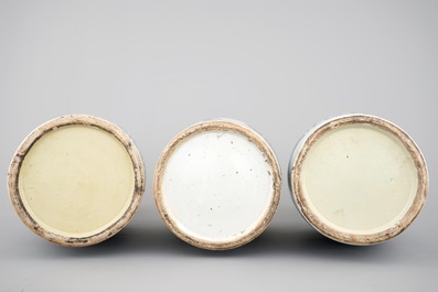 3 grote Chinese famille rose en blauw-witte vazen, 19e eeuw