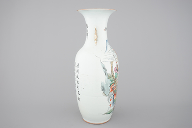 A Chinese famille rose porcelain vase with a warrior scene, 19/20th C.