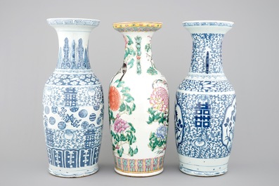3 grote Chinese famille rose en blauw-witte vazen, 19e eeuw